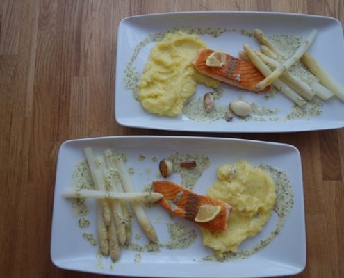 Bio Lachs mit Spargel, Zitronenpüree und Dillsauce