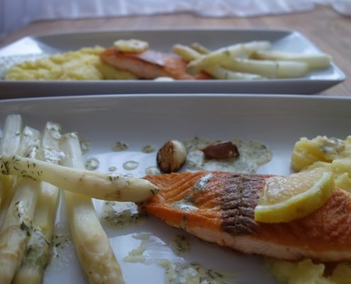 Bio Lachs mit Spargel, Zitronenpüree und Dillsauce