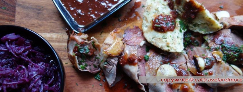 Wildschwein mit Rotkraut, Knödel und Zwetschkensauce