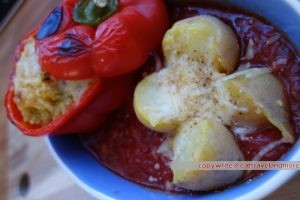 Paprika mit Hirse gefüllt und Tomatensauce