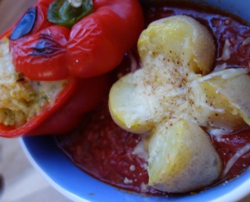 Paprika mit Hirse gefüllt und Tomatensauce