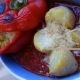 Paprika mit Hirse gefüllt und Tomatensauce