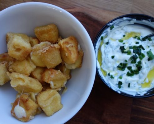 gebackener Käse mit Joghurtsauce