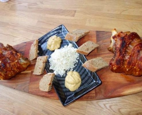 Schweinestelze mit Senf, Kren und Tomaten-Rosmarin-Brot