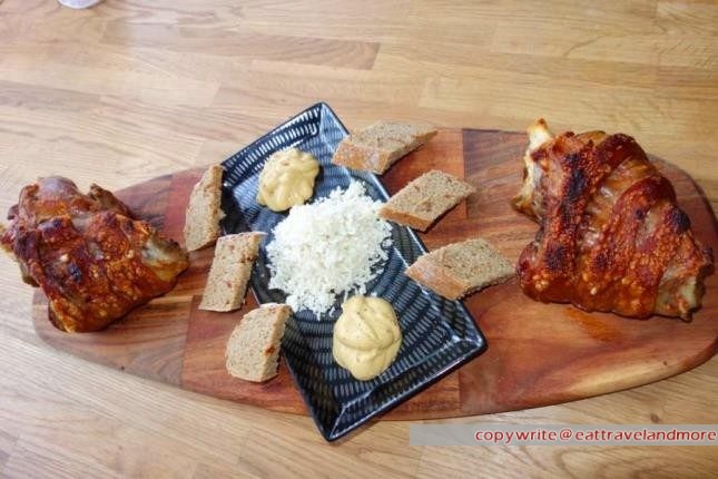 Schweinestelze mit Senf, Kren und Tomaten-Rosmarin-Brot