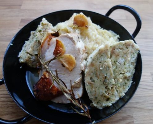 Schweinsbraten mit Sauerkraut und Knödel