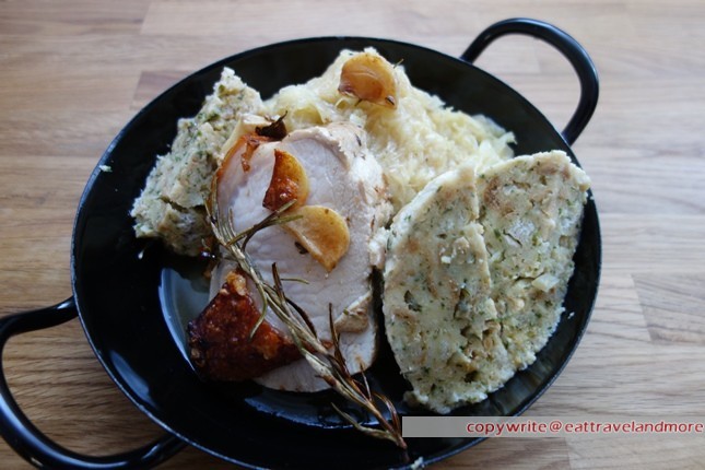 Schweinsbraten mit Sauerkraut und Knödel