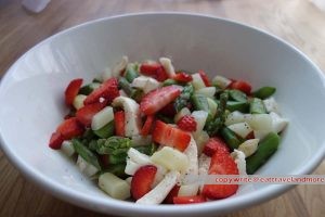 Erdbeer-Spargel-Salat mit Mozzarella und Honigdressing
