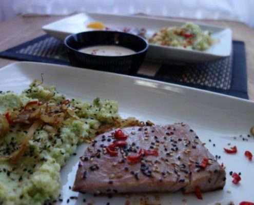 Thunfischsteaks mit Wasabi-Brokkoli-Kartoffelpüree und Orangen-Ingwer-Sauce